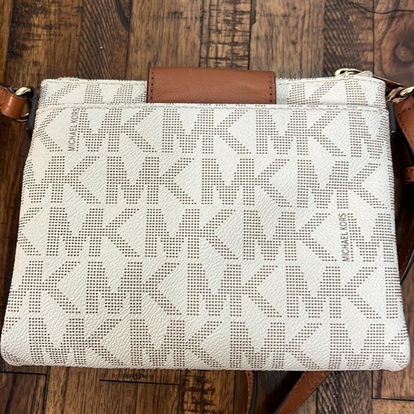 Michael Kors Fulton Large Crossbody Vanilla with gold hardware all over monogram - Picture 5 of 16